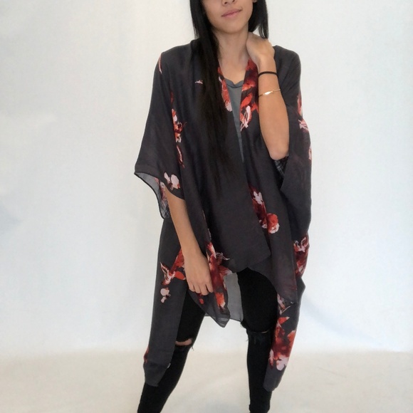 !LAST ONE! ASHLEY Grey Floral Kimono - Picture 3 of 5